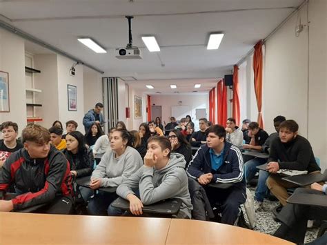 Circa 1 200 Studenti DellIstituto Virtuoso Di Salerno A Scuola Di