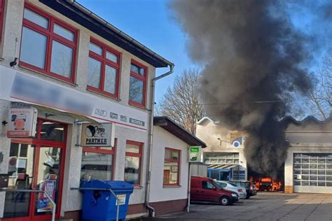 Landkreis Zwickau Feuer in Autowerkstatt Fahrzeug brennt völlig aus