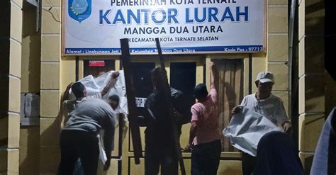 Yosman Kembali Jadi Lurah Mangga Dua Utara Palang Kantor Dibuka