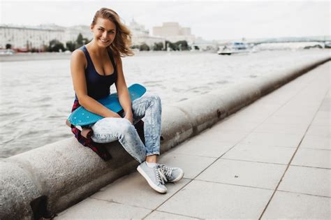 Free Photo Beautiful Blonde Woman Posing With A Skateboard