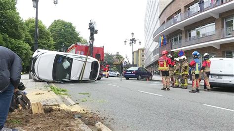 Un hombre resulta herido al chocar con su coche contra un árbol en