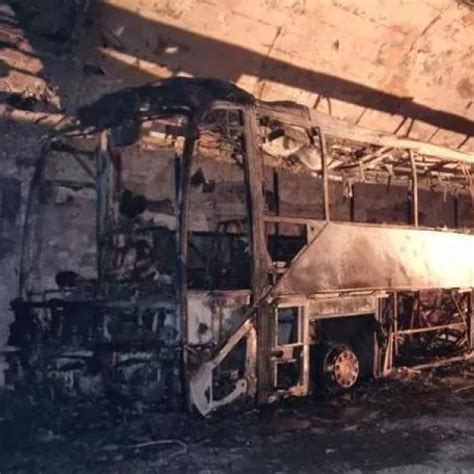 Prende fuoco un pullman in galleria decine di intossicati è caos sull