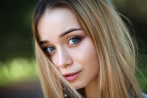 Belle Fille Blonde Dans Une Lingerie Sexy Photo Stock Image Du Chambre Petit