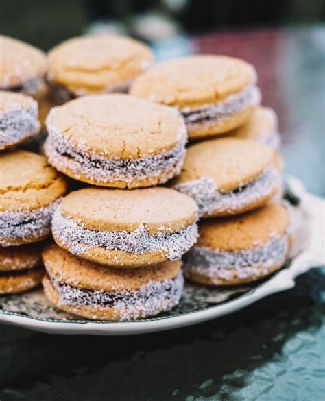 Plato Lleno De Alfajores De Maicena Rellenos De Dulce De Leche Postre