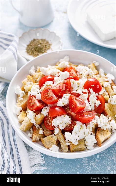 Ensalada Dakos o koukouvagia Receta clásica Ensalada rústica de cebada