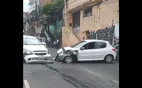 Duas Pessoas Ficam Feridas Em Batida Frontal Entre Ve Culos Em Ladeira