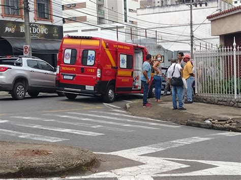 Motorista Perde Controle De Carro Atropela Pedestre E Bate Em Outros