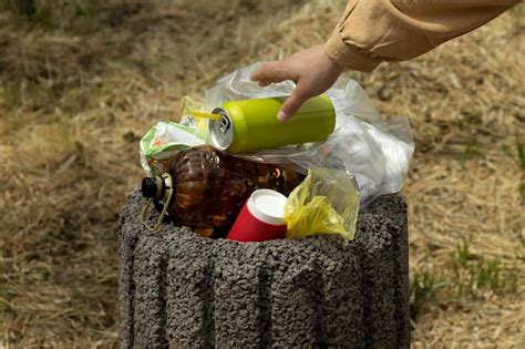 Un Cubo De Basura Desbordado En La Calle Foto Premium