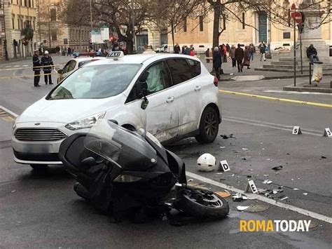 Roma Incidente Su Corso Vittorio Emanuele Ii Scontro Tra Scooter E