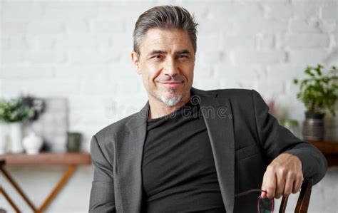 40 Anos E Considerado Velho - Um Retrato Do Homem Atrativo Das Pessoas De 40 Anos Foto de Stock ...