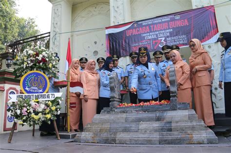 Hari Bhakti Imigrasi Ke Kanim Cirebon Gelar Tabur Bunga Ke Makam