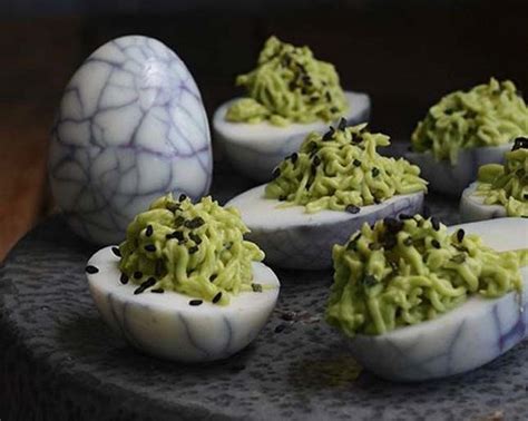 Duivelse Eieren Met Avocado En Wasabi Apero Halloween Recette Halloween Facile Repas