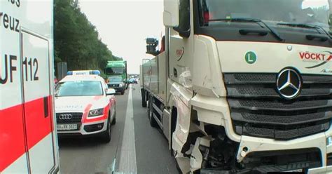 Massen Crash Auf A Bei Rastatt Lkw F Hrt In Stauende