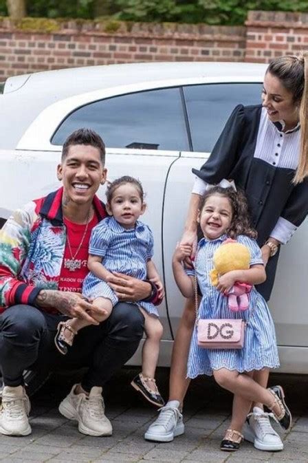 Em Foto De Família Filha Do Jogador Firmino De 3 Anos Usa Bolsa