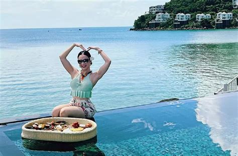 Thả dáng trong bộ bikini nữ tính Angela Phương Trinh vẫn khiến dân