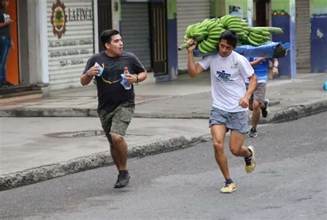 Ganar Mil D Lares Por Correr Con Un Racimo De Pl Tanos Al Hombro