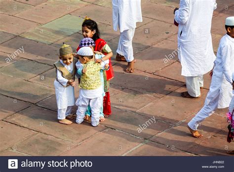 Muslimische Kinder Spielen Umarmen In Der Masse Der Jama Masjid