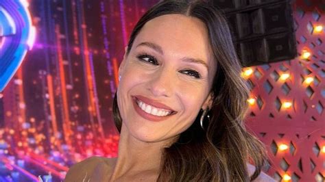 Pampita Hizo Estragos Al Posar Con Una Bikini Rosa De Brillos Que Destac Su Silueta
