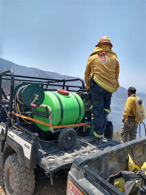 Incendio Forestal Atrapa A Brigadistas En Rayones Y Dr Arroyo Vector