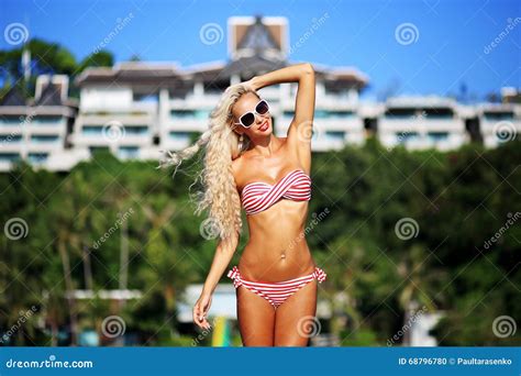 Belle Femme Blonde Sexy Avec Le Corps Parfait Dans Le Maillot De Bain Photo Stock Image Du