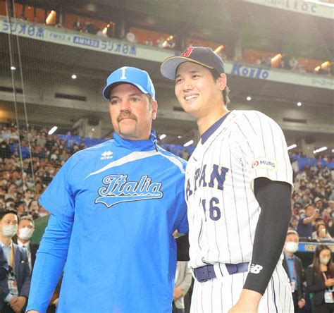 Wbc準々決勝＜日本・イタリア＞試合後、ピアザ監督（左）と記念撮影する大谷（撮影・光山 貴大） ― スポニチ Sponichi Annex 野球