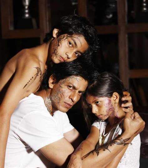 Shah rukh khan and his kids get henna tattoos | Shahrukh khan, Shahrukh ...