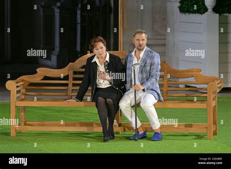 Aufführung des Theatersücks Jedermann auf der Bühne am Domplatz in