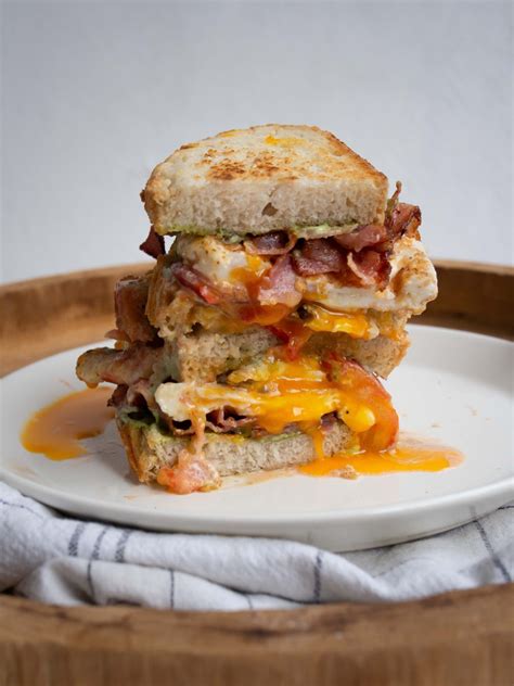 Американский сэндвич с жареным яйцом и беконом (Fried Egg Sandwich ...