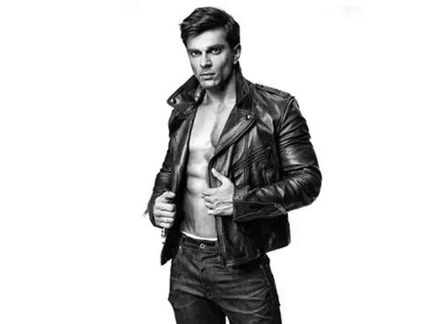 Karan Singh Grover Body