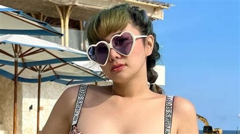 Outfit Ke Pantai Ala Denise Chariesta Bisa Tampil Seksi Juga