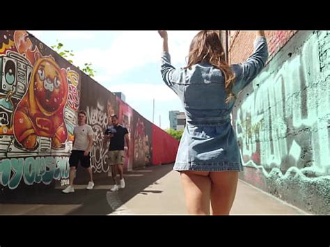 EXHIBIÉNDOSE EN PÚBLICO MOSTRANDO SU COÑO EN LA CALLE XVIDEOS