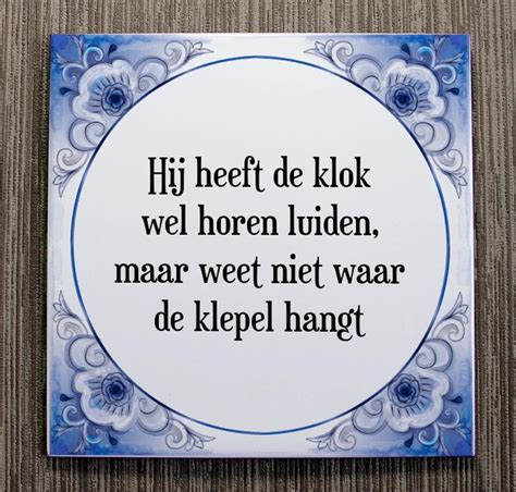 Tegeltje Met Spreuk Tegeltjeswijsheid Hij Heeft De Klok Wel Horen