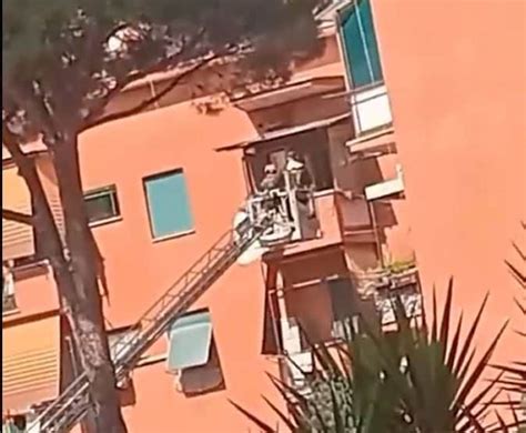 Si Lancia Dal Balcone Sull Autoscala Dei Pompieri Ma Cade Morto 40enne