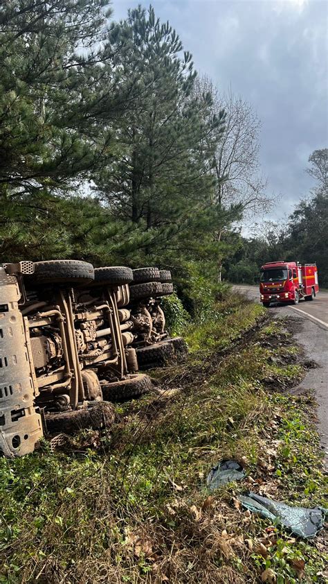 Caminhão colide na traseira de automóvel e tomba na ERS 129 entre