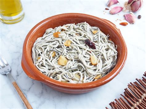 Gulas al ajillo entrante festivo y fácil para preparar en cinco minutos