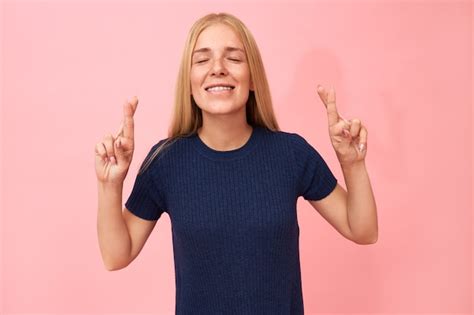 Portrait Isolé De L élégante Fille étudiante Blonde Superstitieuse Avec Des Accolades En Gardant