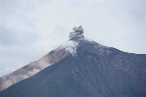 Autoridades Evacuan Comunidades Por Descenso De Flujos Pirocl Sticos De