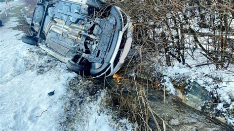 Auto Landete Im Bachbett Lenker Hatte Schutzengel In Minuten