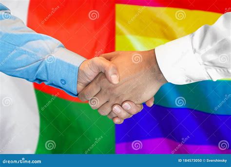 Apretón De Manos Sobre El Fondo De La Bandera Gay De Madagascar Y Lgbt Concepto De Soporte Foto