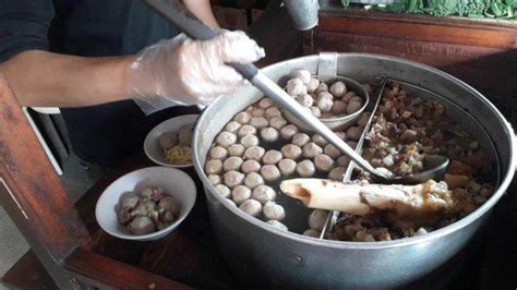 Viral Bos Bakso Sita Perhiasan Hingga Motor Karyawan Gegara Warung