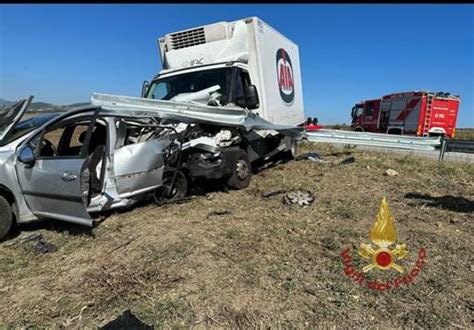 Incidente Stradale Tra Un Autovettura E Un Autoarticolato Il Faro