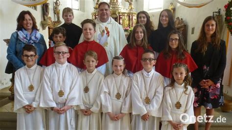 Sechs Kinder Feiern Erstkommunion Am Tisch Des Herrn Onetz