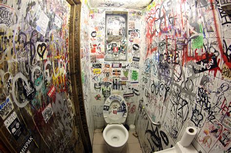 Gerador de memes Public Bathroom Graffiti