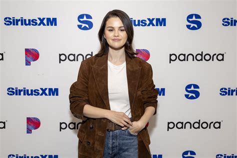 Selena Gomez Gave Winter S Nude Mani Trend A Matte Twist