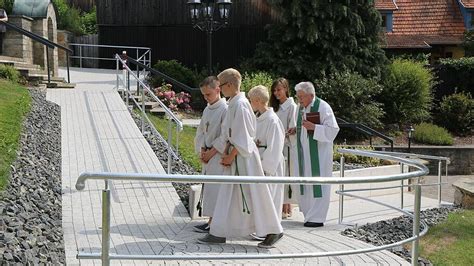 Auf Serpentinenpfad Zum Friedhof