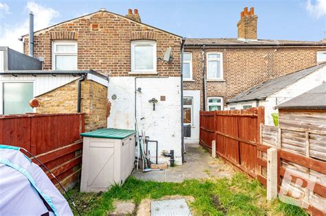 3 Bed Terraced House For Sale In Bennetts Castle Lane Dagenham Rm8