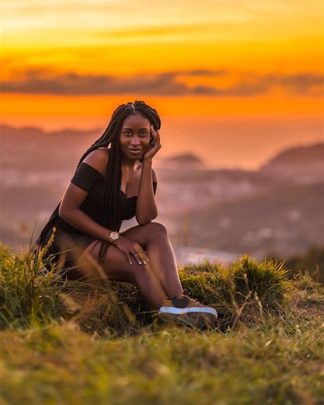 Estilo De Vida Chica Latina Con Piel Negra Con Hermosas Trenzas Largas