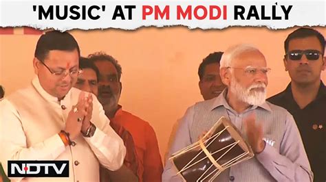 Pm Modi Rally Pm Modi Plays Dholak At Rally In Uttarakhands Dehradun Youtube