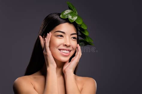 Foto De La Animada Modelo Promotora Dama Sujetador Botella De Gel