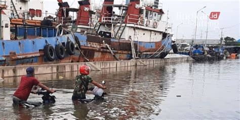 Banjir Rob Setinggi 2 Meter Lebih Terjang Kawasan Pesisir Semarang